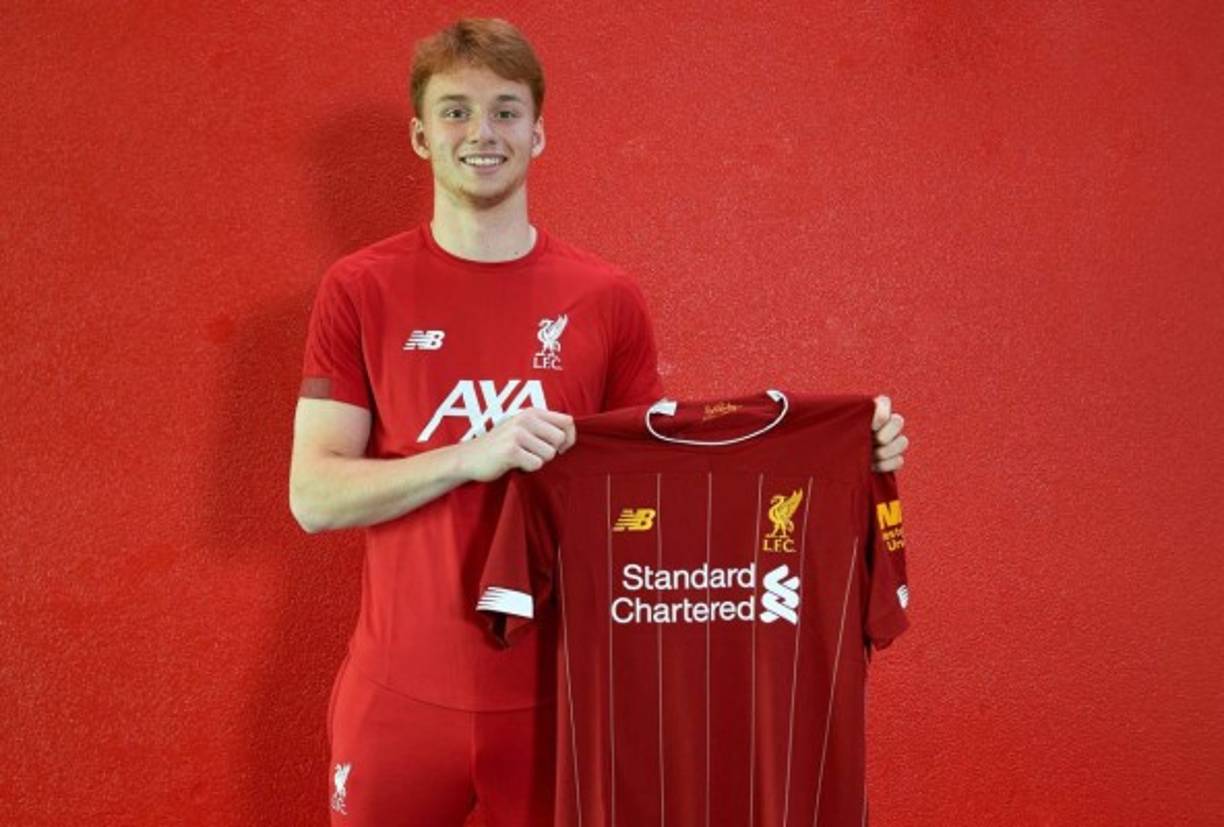 El Liverpool anunció el fichaje de Sepp van den Berg, joven holandés de 17 años que jugaba en el PEC Zwolle de la Eredivisie. Los clubes no han anunciado las cifras del acuerdo, pero los 'reds', en su comunicado oficial, hablan en 'contrato a largo plazo' y la prensa inglesa señala que los campeones de Europa han pagado un valor inicial de 2 millones de euros, más unos 3 millones de euros pendientes del cumplimiento de ciertos objetivos. Muchos lo denominan como el 'nuevo De Ligt'.