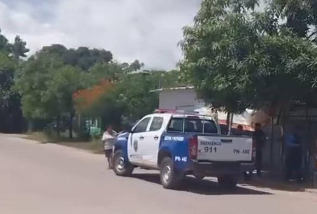 La Policía Nacional y miembros de Medicina Forense llegaron a la escena para identificar y levantar el cadáver. 