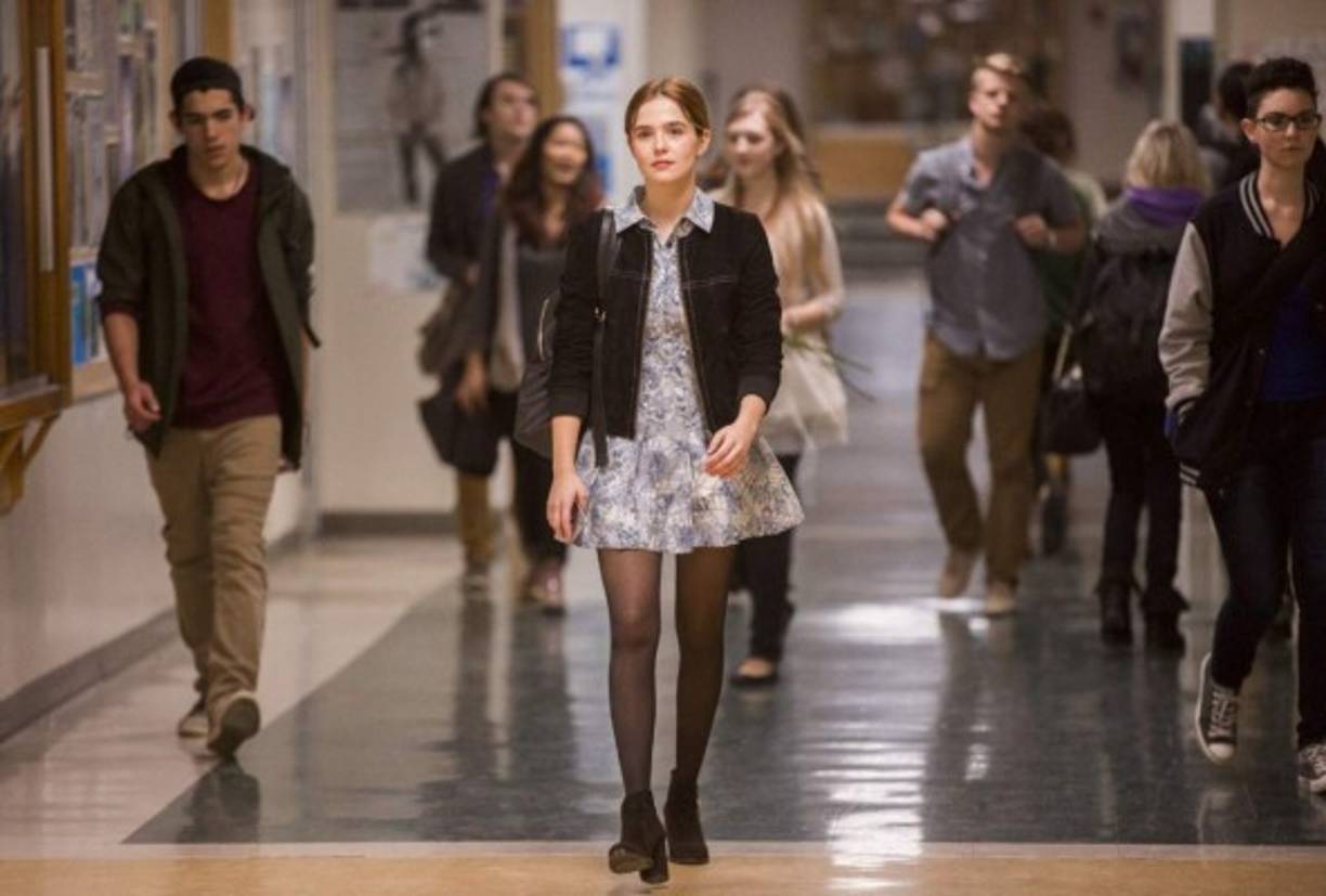 Si No Despierto (Before I Fall, 2017)<br/>Director: Ry Russo-Young<br/><br/>Trama: Samantha (Zoey Deutch), adolescente que busca perder su virginidad, sufre un accidente automovilístico junto a sus amigas. Al despertar, se da cuenta de que está en un bucle de tiempo que la obligará a ser mejor persona.<br/>