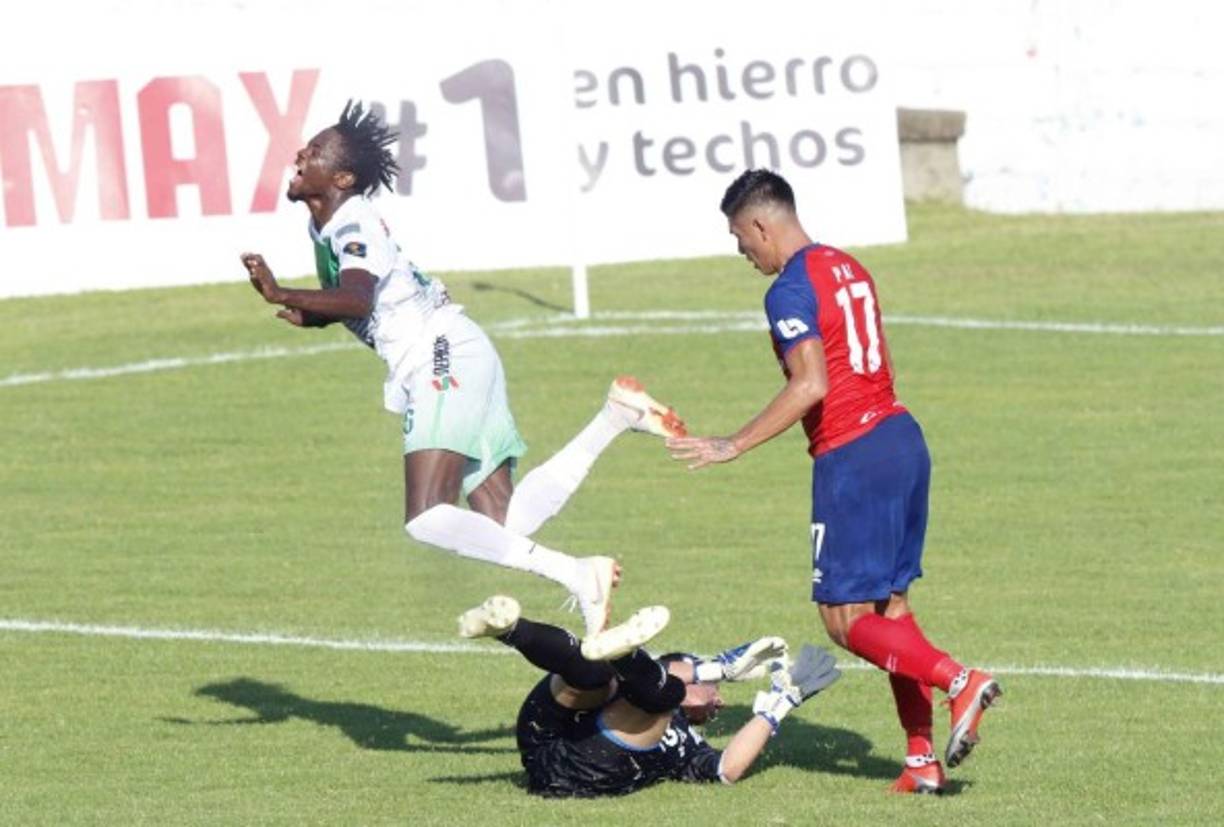 Harold Fonseca le cometió esta falta penal a Carlos Bernárdez y el mismo delantero del Platense lo transformó en gol.