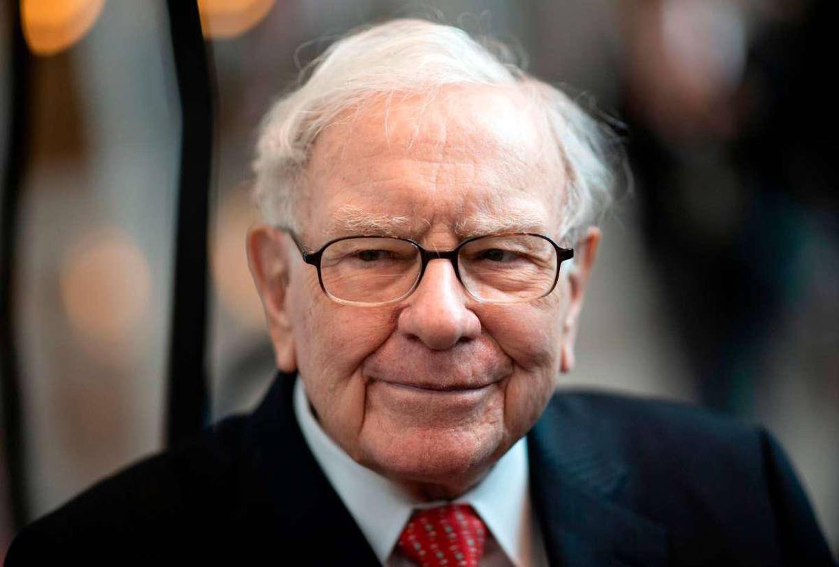 Warren Buffett también se unió al club de mega ricos más exclusivo del mundo. El legendario inversor estadounidense de 90 años de edad posee 104,000 millones de dólares.