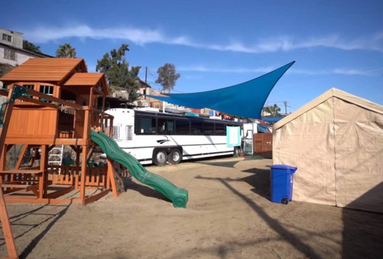 En las afueras también tienen un pequeño espacio para que los niños jueguen y se relajen.