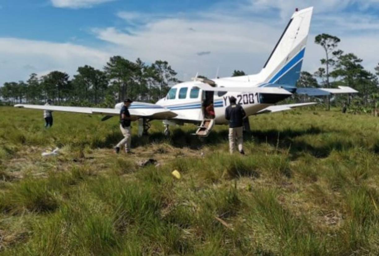 El portavoz de las Fuerzas Armadas de Honduras, José Coello, dijo a periodistas que en el lugar donde se aseguró la avioneta se registró un enfrentamiento entre militares y grupos criminales, sin causar heridos.