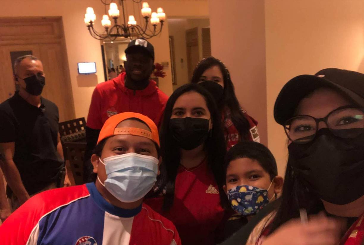 ¡Los sueños se hacen realidad! Jóvenes hondureños pudieron hacer realidad el sueño de poder compartir con el destacado futbolista canadiense Alphonso Davies, quien se encuentra en San Pedro Sula ya que arribó con la selección de Canadá.