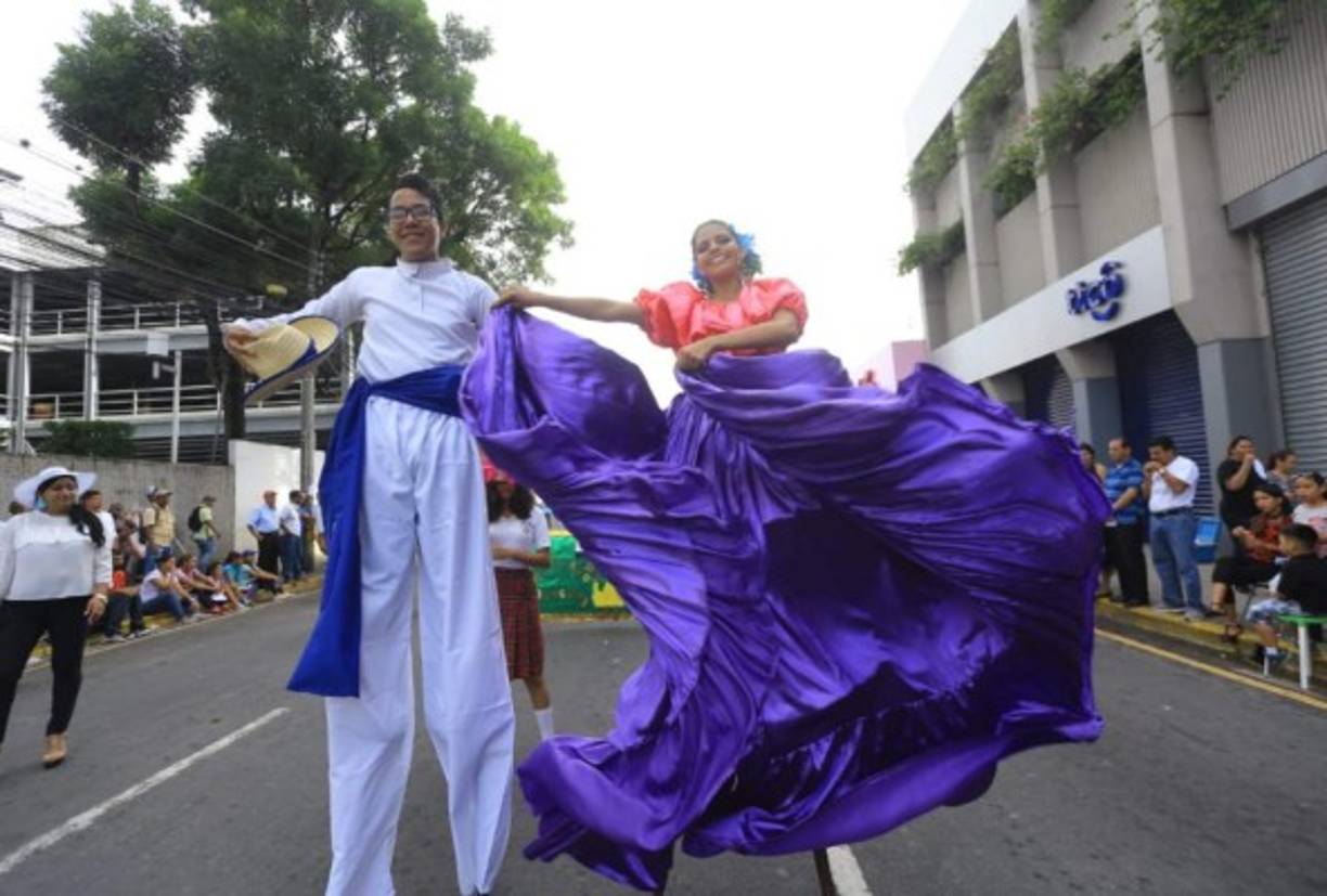 Bailar es un arte, pero estos jóvenes lo llevan a otro nivel usando zancos mientras bailan temas del folclore hondureño.