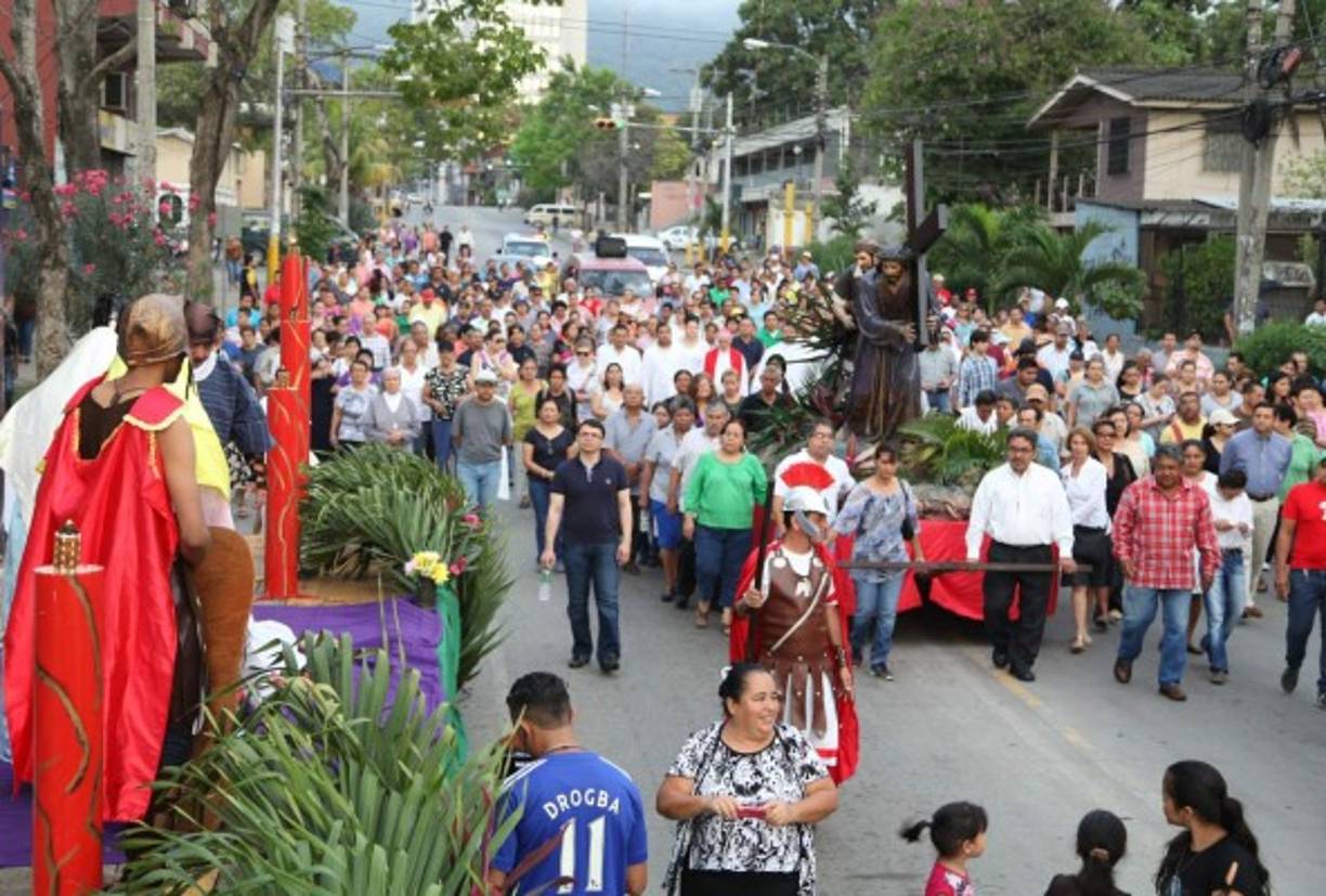 Los sampedranos respondieron masivamente al llamado de las iglesias, como la catedral San Pedro Apóstol, para participar en el Viacrucis.