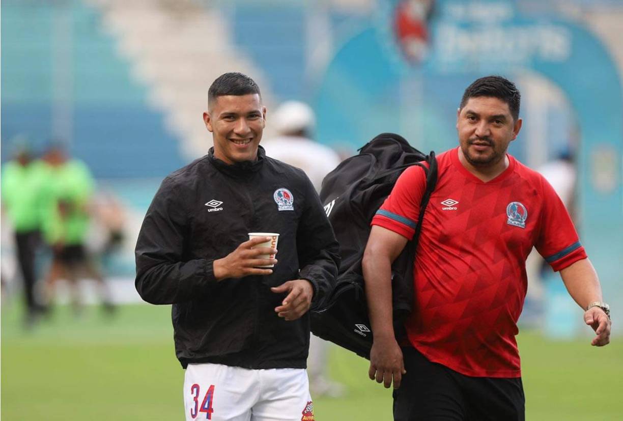 Kevin López se calentó antes del partido con un cafecito. Había llovido en el estadio Nacional Chelato Uclés.