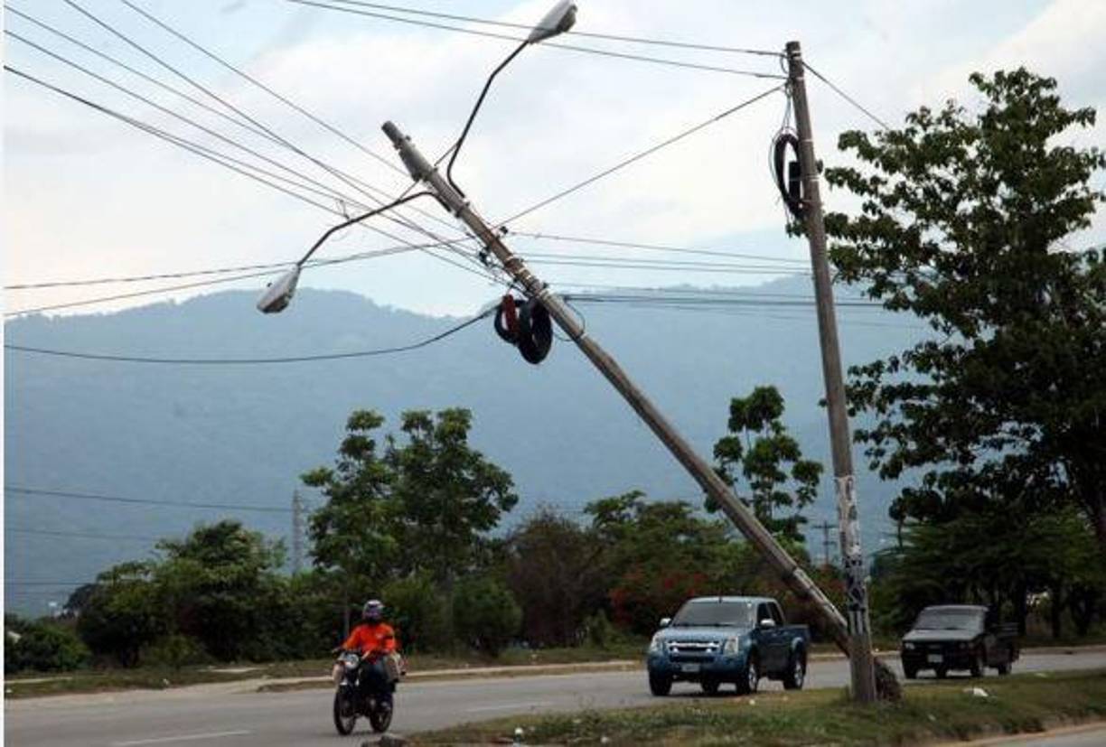 La estatal informó a LA PRENSA que en lo que va de este año, conductores han dañado 81 postes en accidentes de tránsito, de estos, solo siete corresponden a San Pedro Sula. Todo el que derriba un poste, debe asumir los gastos que tenga la Enee. 