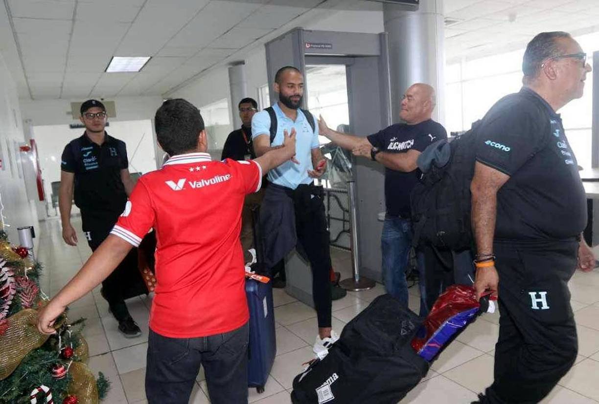 Los jugadores de la Selección de Honduras también fueron bien recibidos en el aeropuerto internacional Toncontín de Tegucigalpa, luego de trasladarse procedente de San Pedro Sula.
