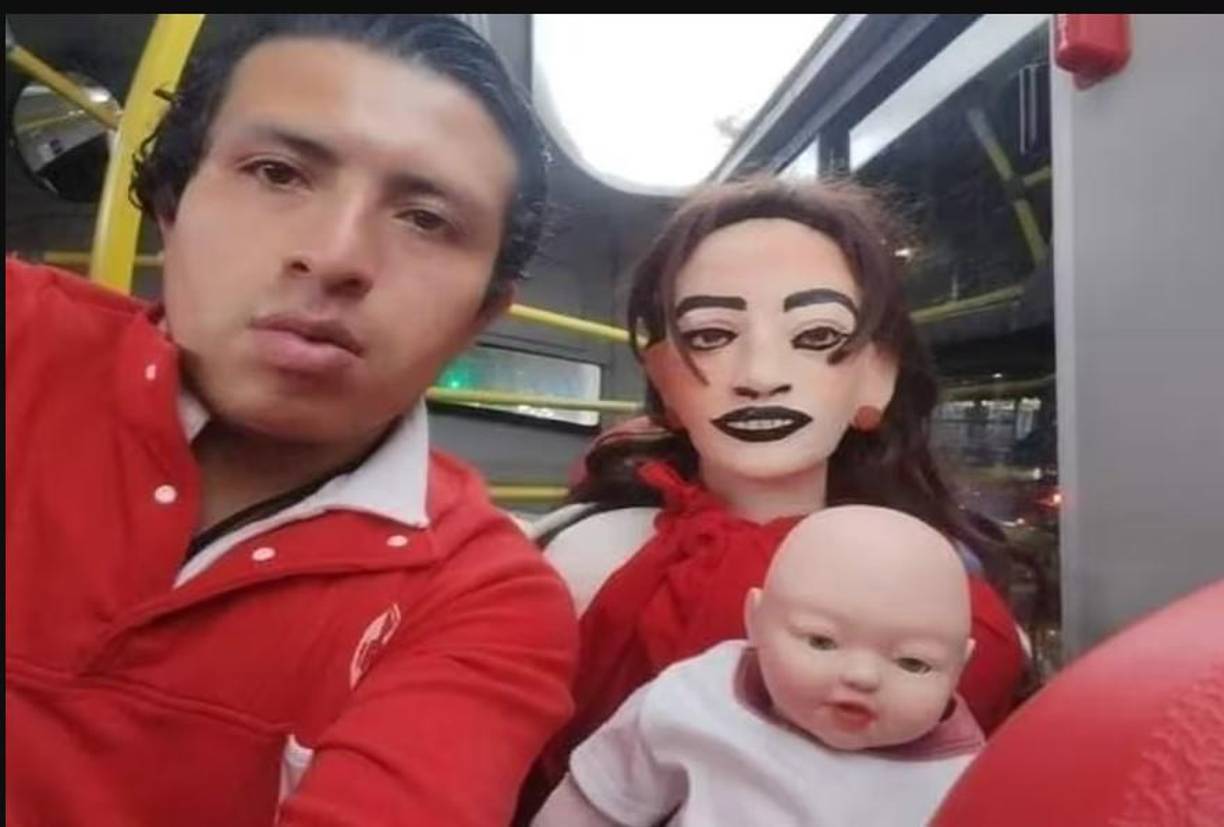 En redes sociales Cristian ha mostrado detalles de su vida con Natalia, nombre de la muñeca de trapo, en donde ha asegurado que tienen hijos.