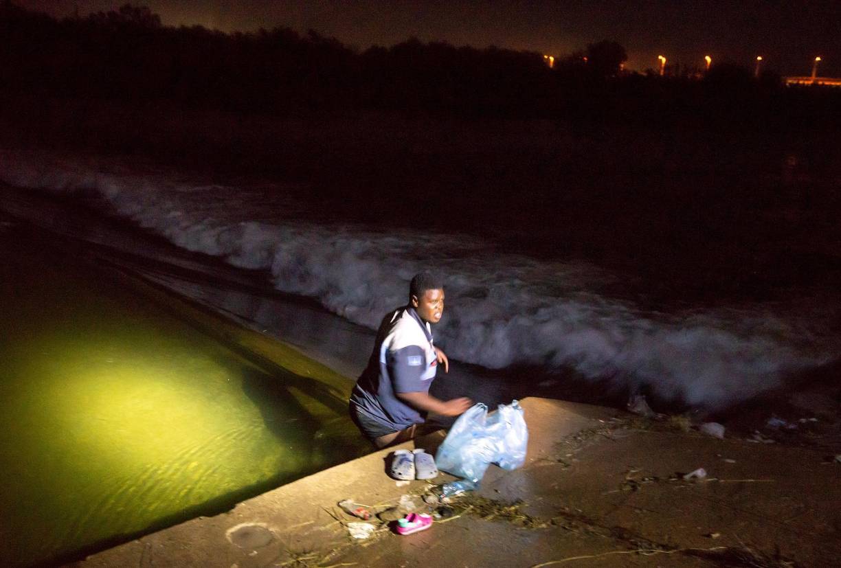 Uno de los afortunados en tener su trámite migratorio aprobado este viernes fue Saint, cuyo primer capítulo de esta nueva etapa en EE.UU. inició en la también improvisada estación de autobuses local, al lado de un túnel de lavado de coches.