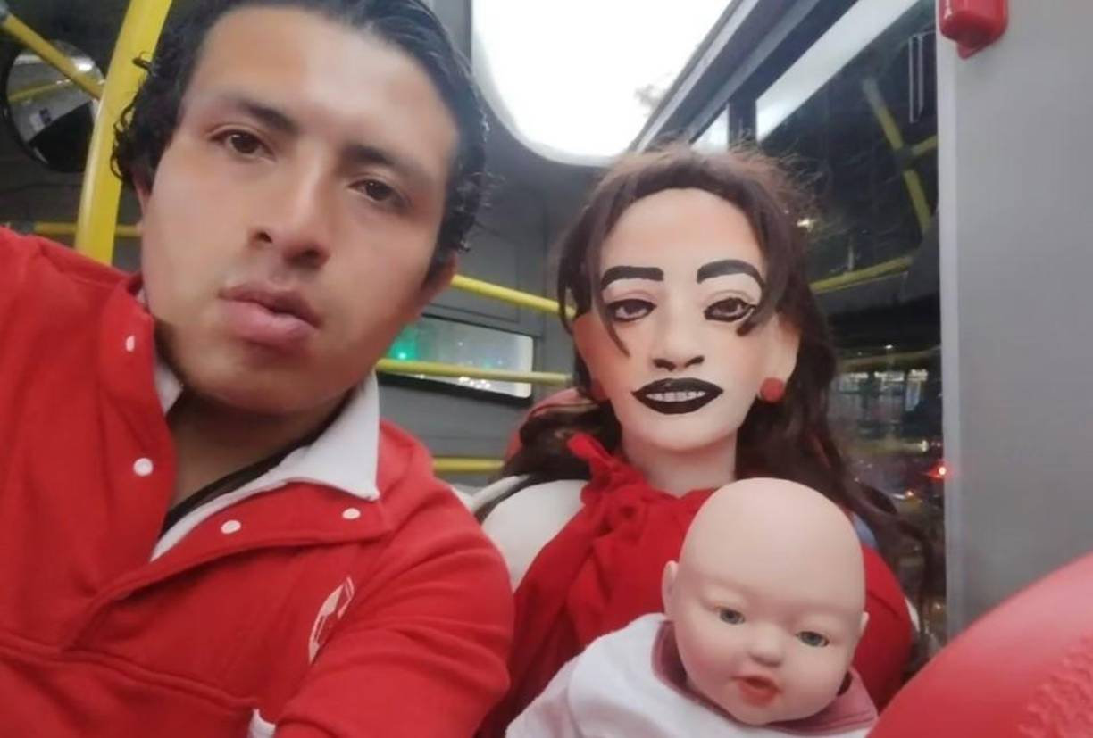 Publicó imágenes de lo que denominó el proceso de crecimiento del supuesto bebé, sumándole más trapos en la zona del estómago de la muñeca, como si se tratara de un embarazo real.