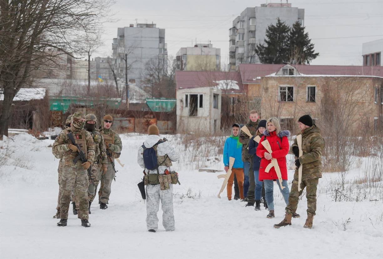 A diferencia de las tropas regulares ucranianas o las emergentes Unidades de Defensa Territorial, que precisan de trámites de alistamiento y juran como soldados, a este ejercicio ha acudido un público diverso, mayormente joven, sobre los veinte años de edad, que no tiene más compromiso que su deseo de defender la patria.