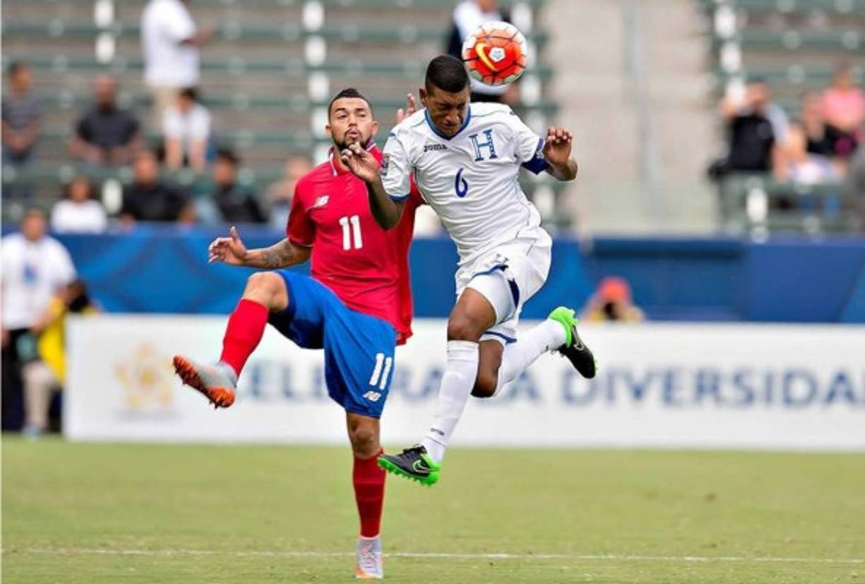 Bryan Acosta no dejó pasar nada en el mediocampo. Un verdadero guerrero.