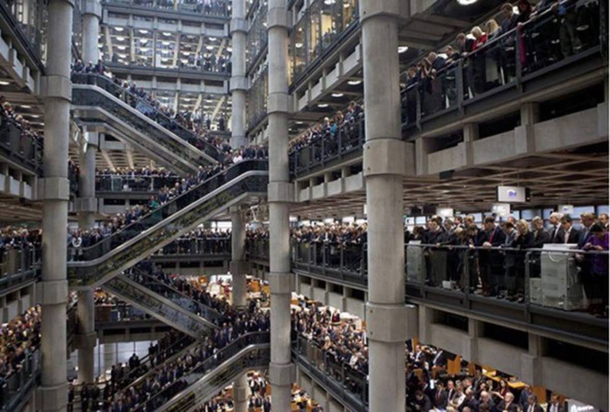 Los centros comerciales lucen así de abarrotados en horas pico.