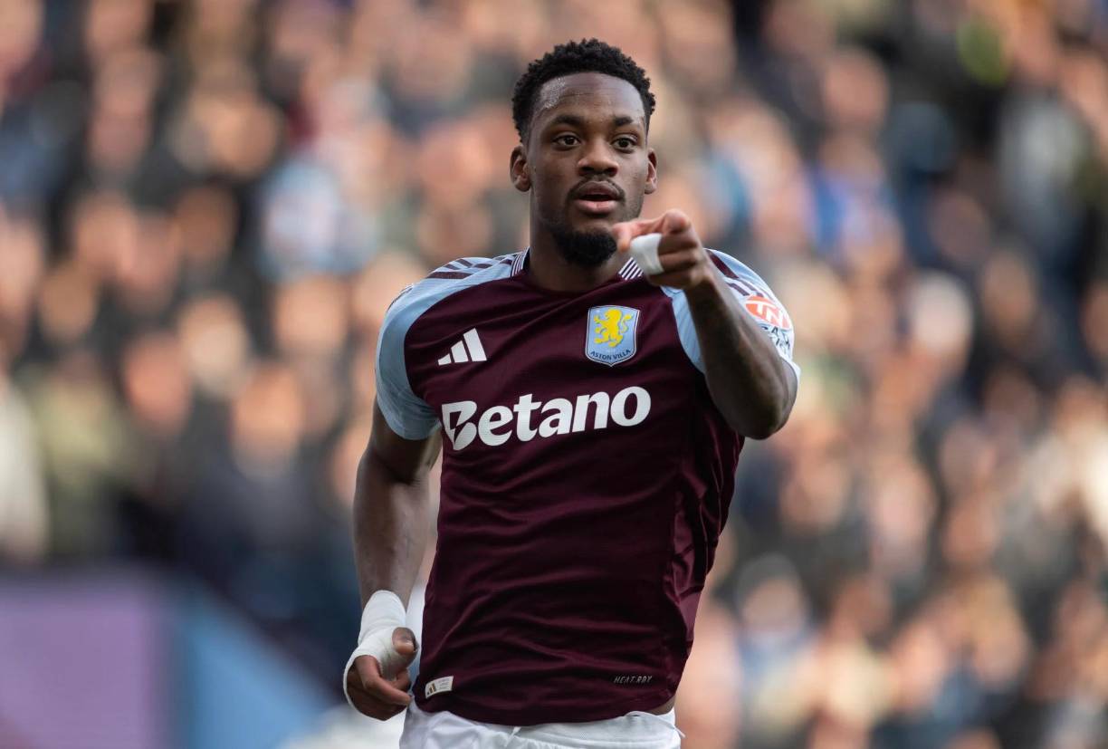 Bombazo del Real Madrid. El club blanco se posiciona entre los equipos interesados en Jhon Durán, el joven delantero colombiano del Aston Villa, quien está en el radar de varios gigantes europeos. Según informó el periodista Santi Aouna, los blancos están evaluando seriamente la posibilidad de incorporarlo a sus filas, sumándose a una competencia que incluye a clubes como el PSG y el Al-Nassr de Cristiano Ronaldo.