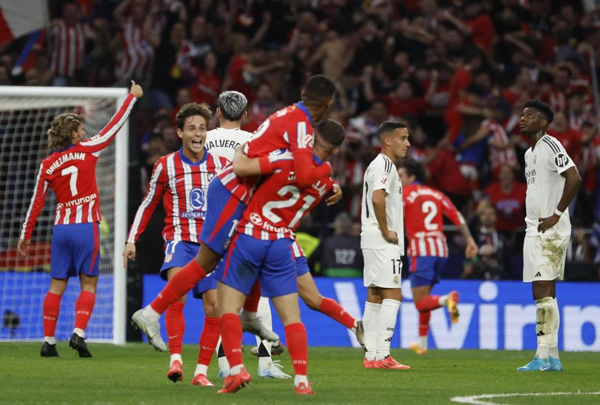 Los jugadores del Atlético de Madrid celebran el gol del empate de Ángel Correa ante el Real Madrid.