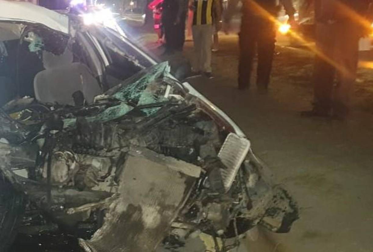 El taxi privado quedó destruido en toda la parte frontal. 