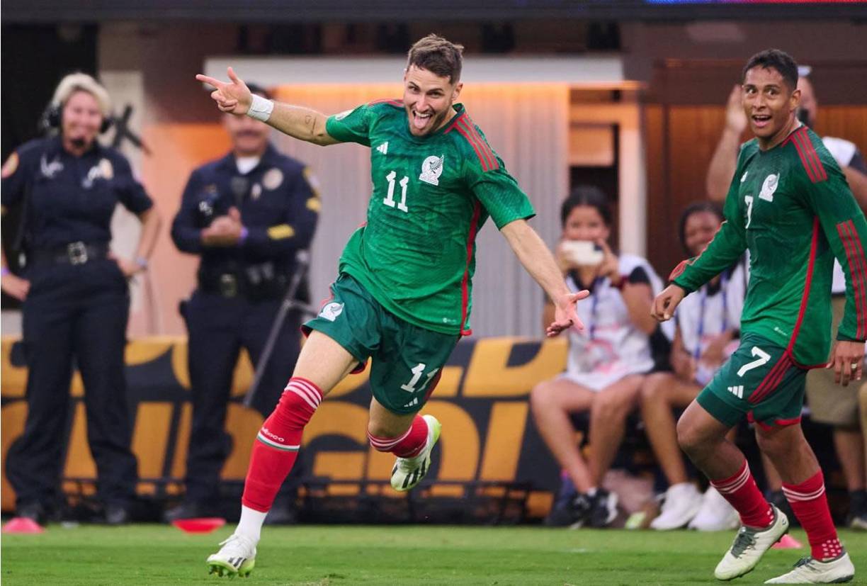 La celebración de Santi Giménez tras su gol que le dio a México el título de la Copa Oro 2023.