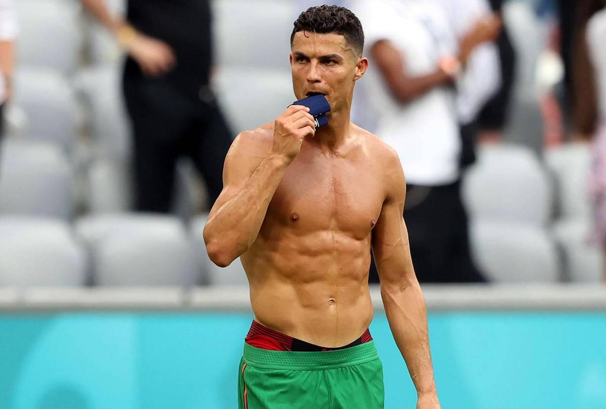 El especialista también ha revelado que en este tipo de retoques en los que interviene el botox, el efecto dura aproximadamente seis meses: “Son dos inyecciones al año, semestralmente hay que hacerse el retoque para estar todo el año bien”.