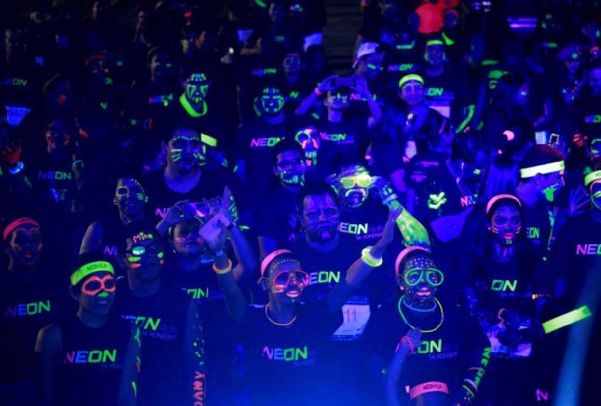 Miles de sampedranos acudieron al llamado del 'Neon Run'.