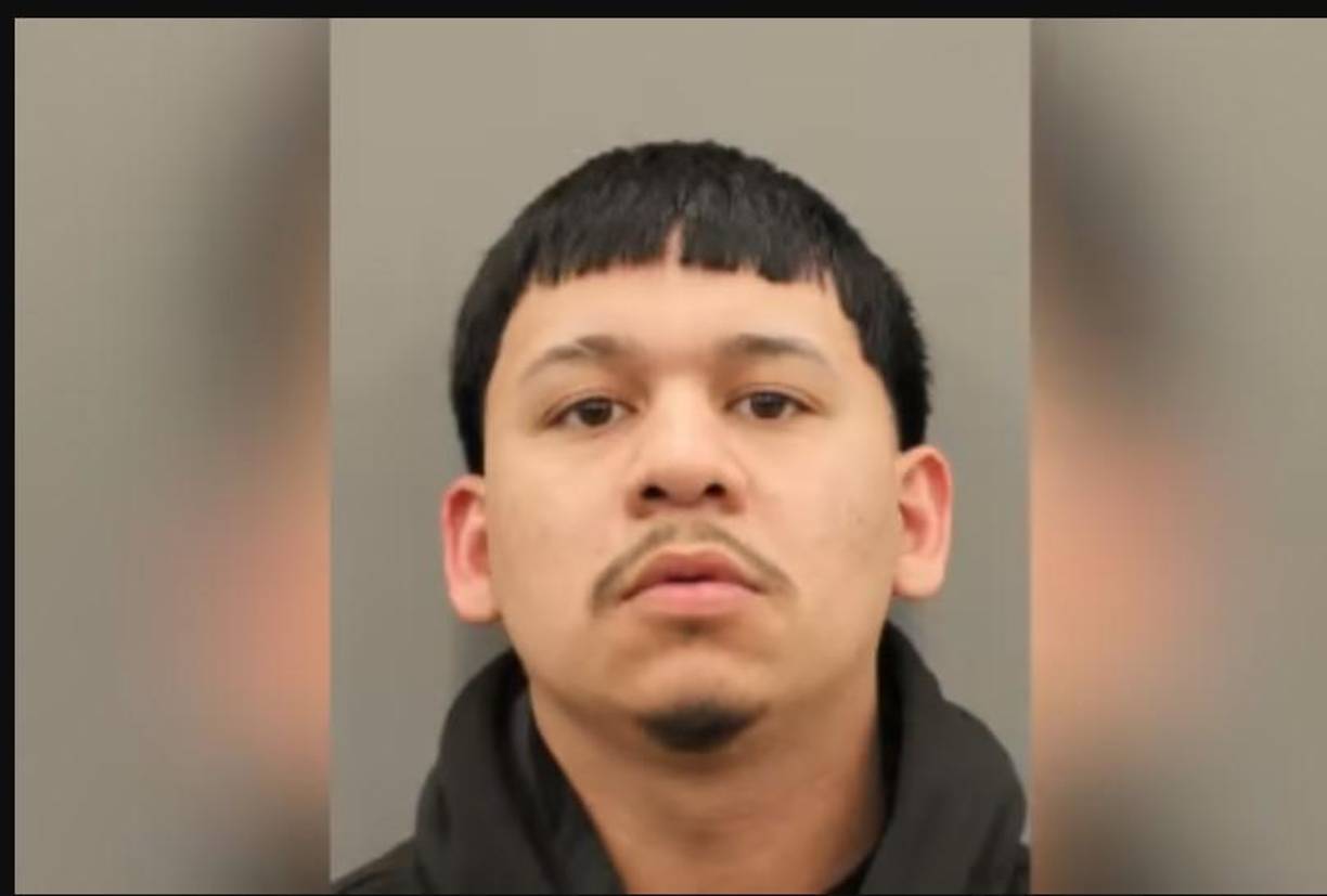 Este joven de 20 años salió libre bajo fianza, pero el 7 de abril volvió a caer ahora por asesinar o otro latino identificado como Joel Villarreal de 43 años. 
