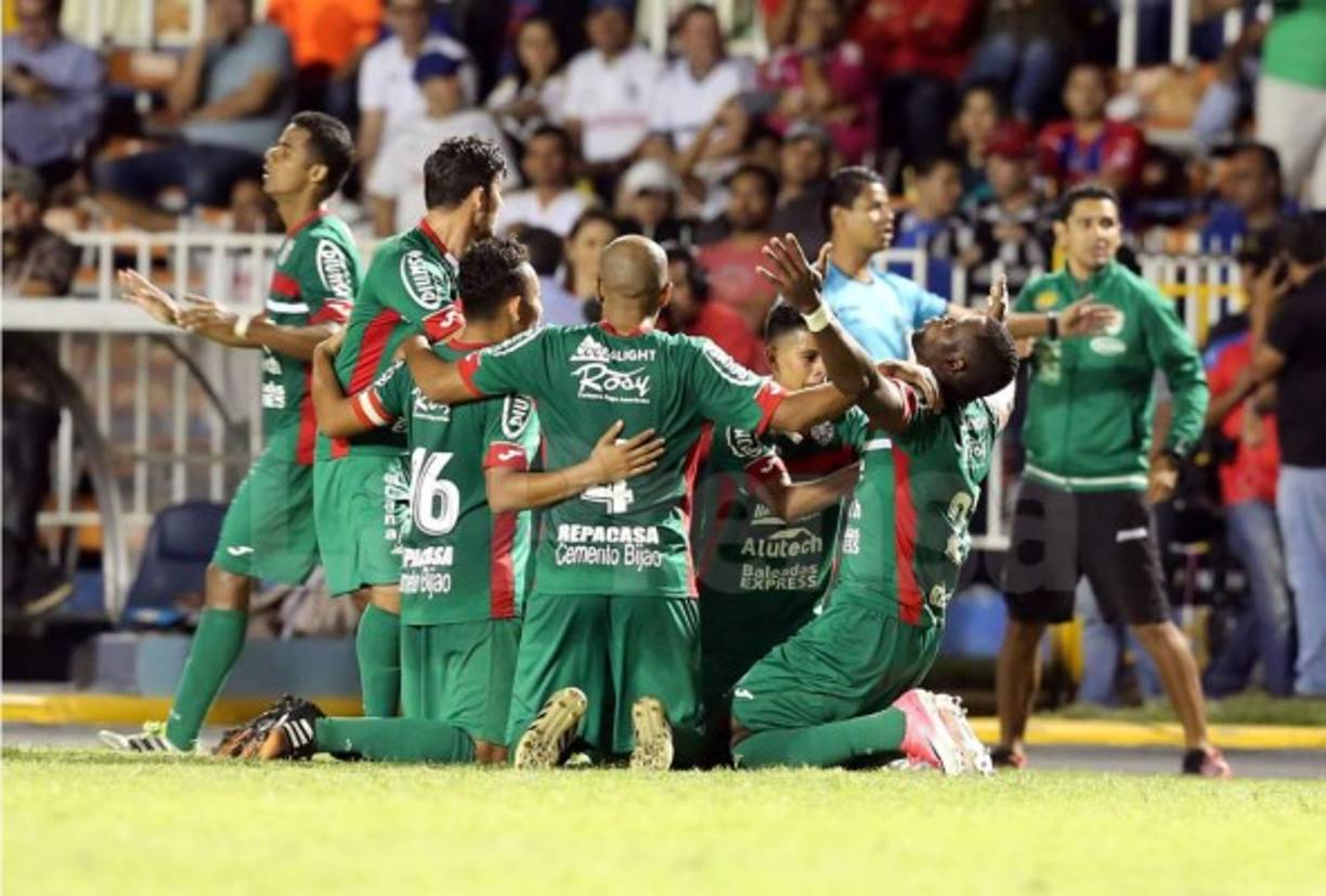 Los jugadores del Marathón festejando el gol de Yustin Arboleda.