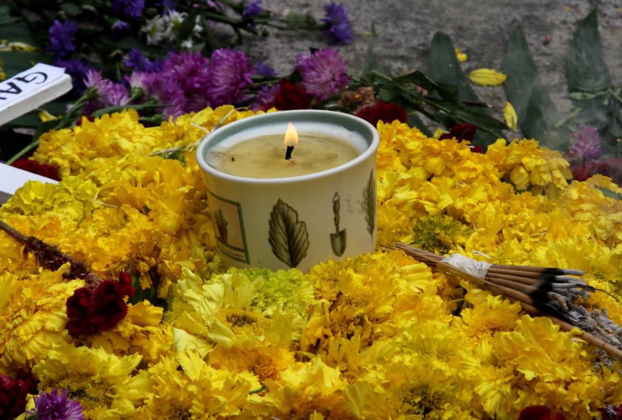 Otro grupo de mujeres se movilizó hacia la parte baja del edificio del Parlamento hondureño, en el centro de Tegucigalpa, para reclamar “medidas urgentes” para erradicar todo tipo de violencia contra ellas.