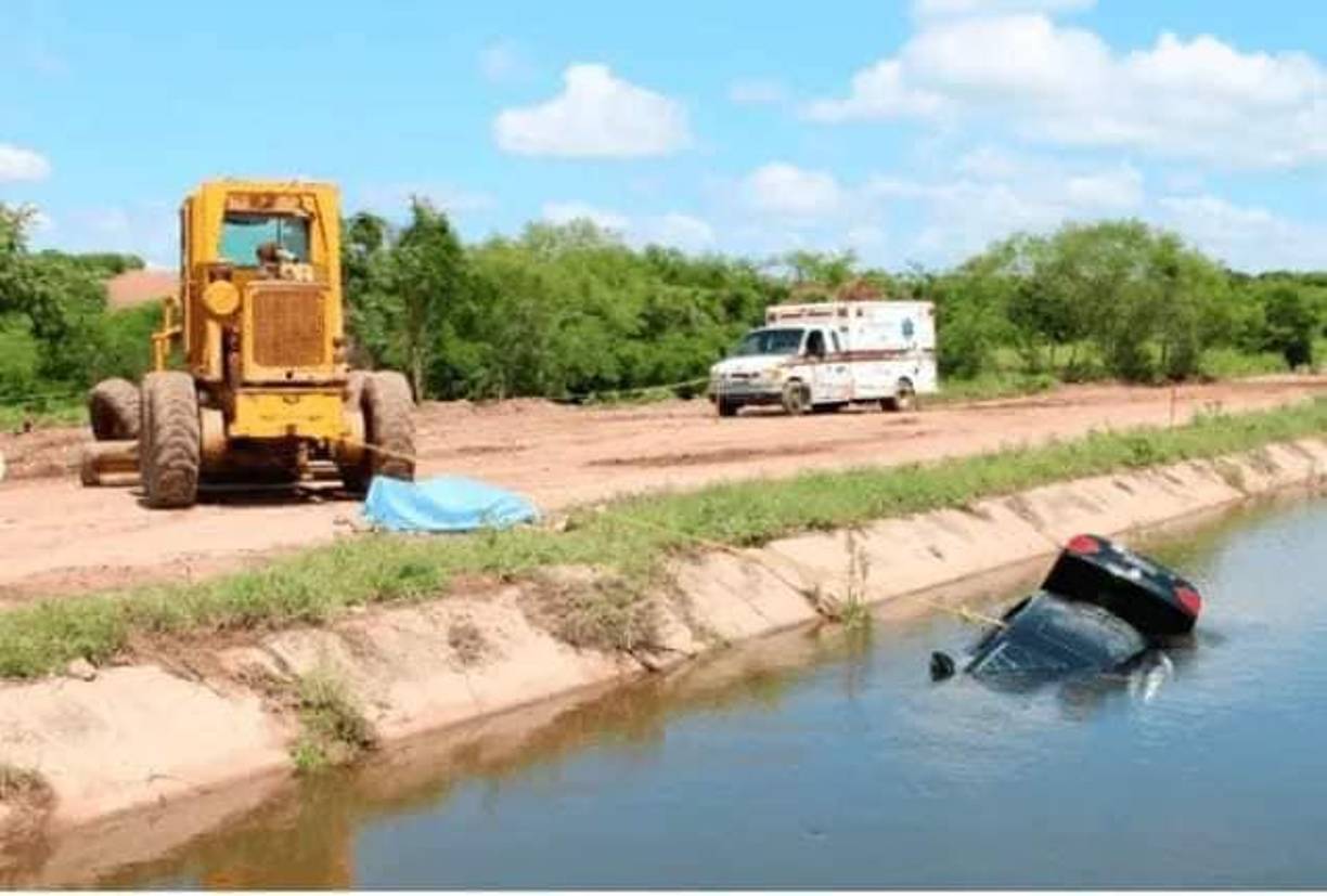  Cuando cayó el carro al agua, trabajadores de la construcción dieron aviso a las autoridades.