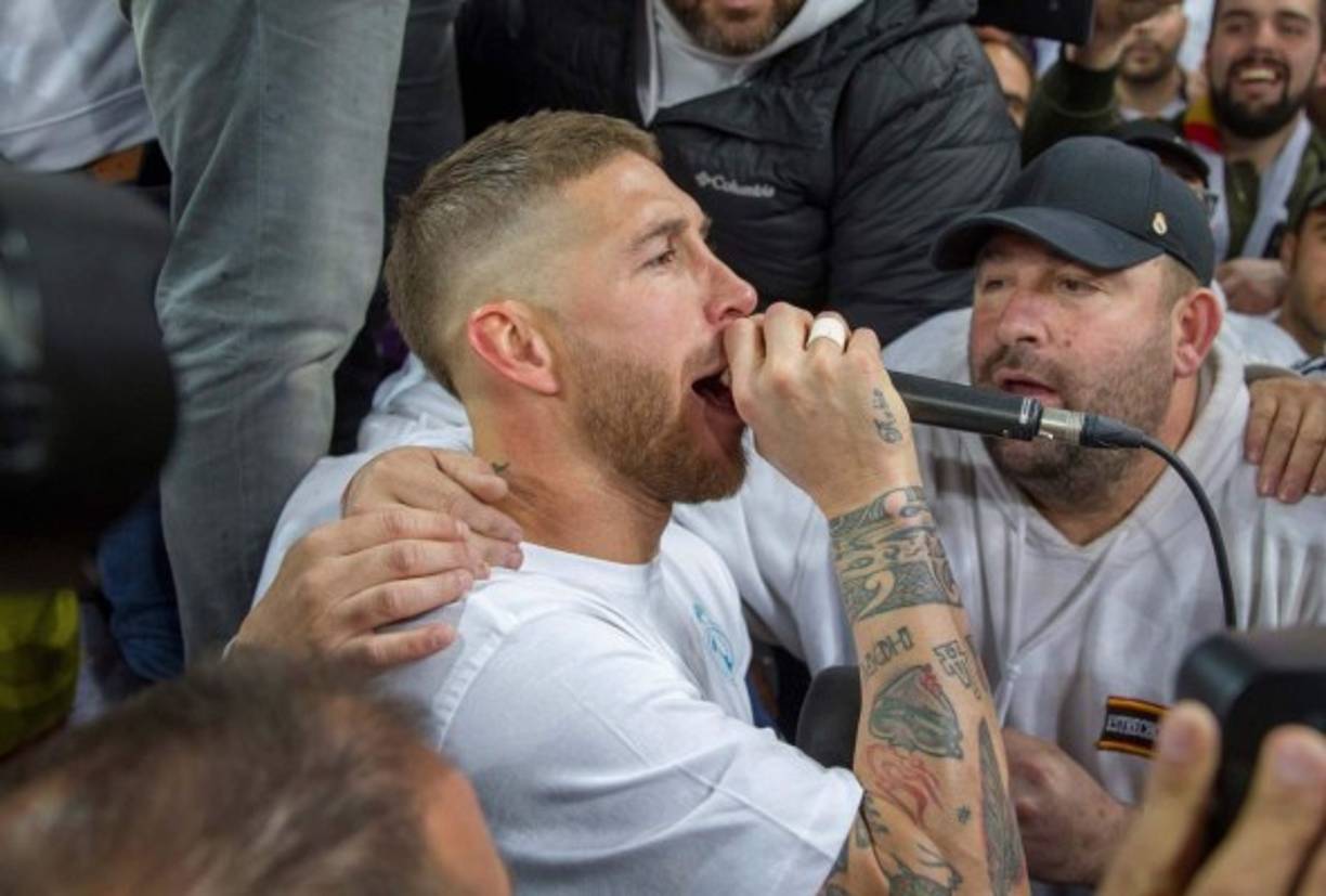 El capitán del Real Madrid Sergio Ramos celebra la clasificación para la final, al término del partido de vuelta de las semifinales de la Liga de Campeones ante el Bayern Munich disputado esta noche en el estadio Santiago Bernabéu, en Madrid. EFE/Rodrigo Jiménez