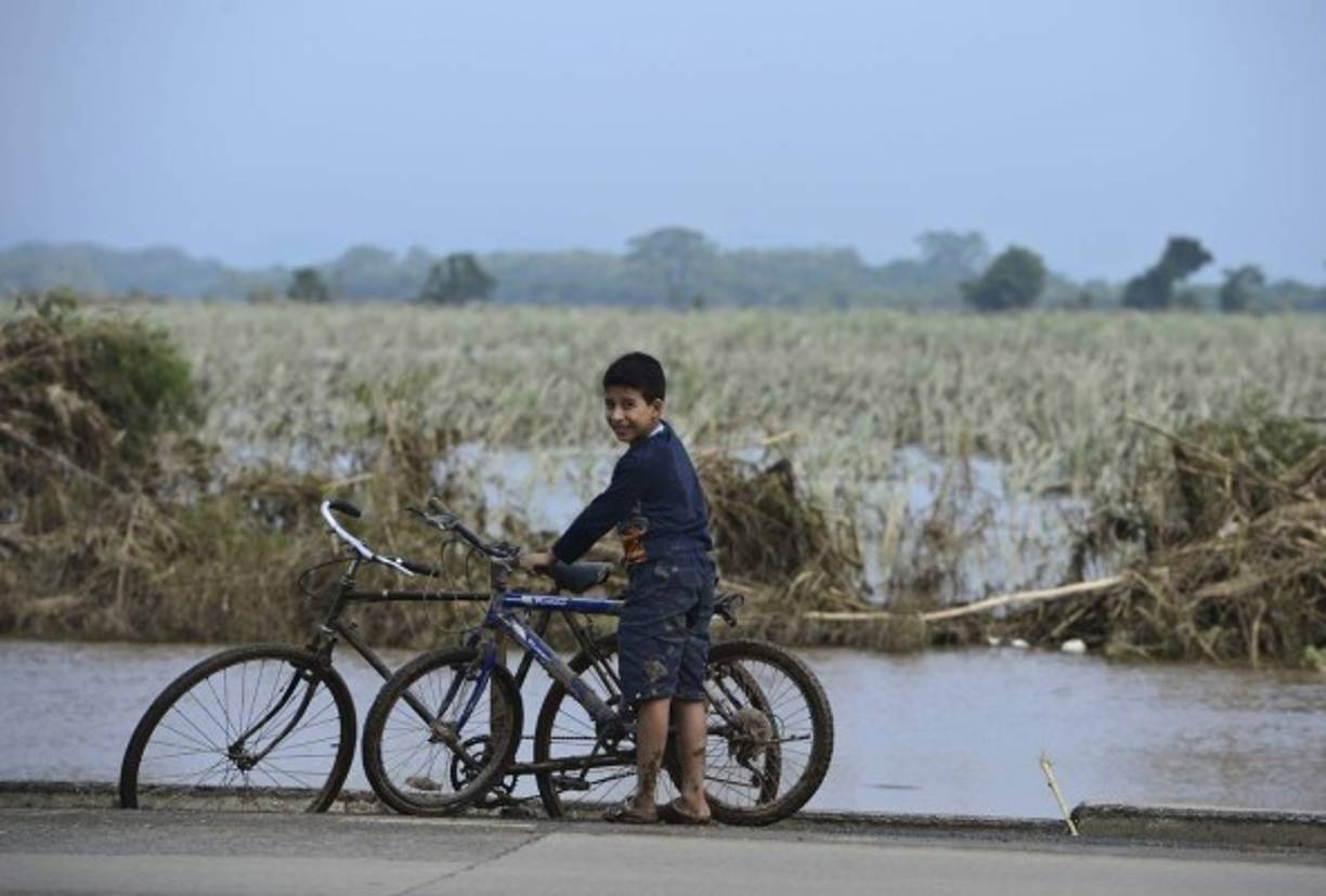 Juan Aguilar, pronosticador de Copeco, detalló que el fenómeno se mueve hacia el Oeste y Noroeste. 'Por el momento es un huracán de categoría uno y su traslado es lento con vientos de nueve kilómetros por hora'. <br/>