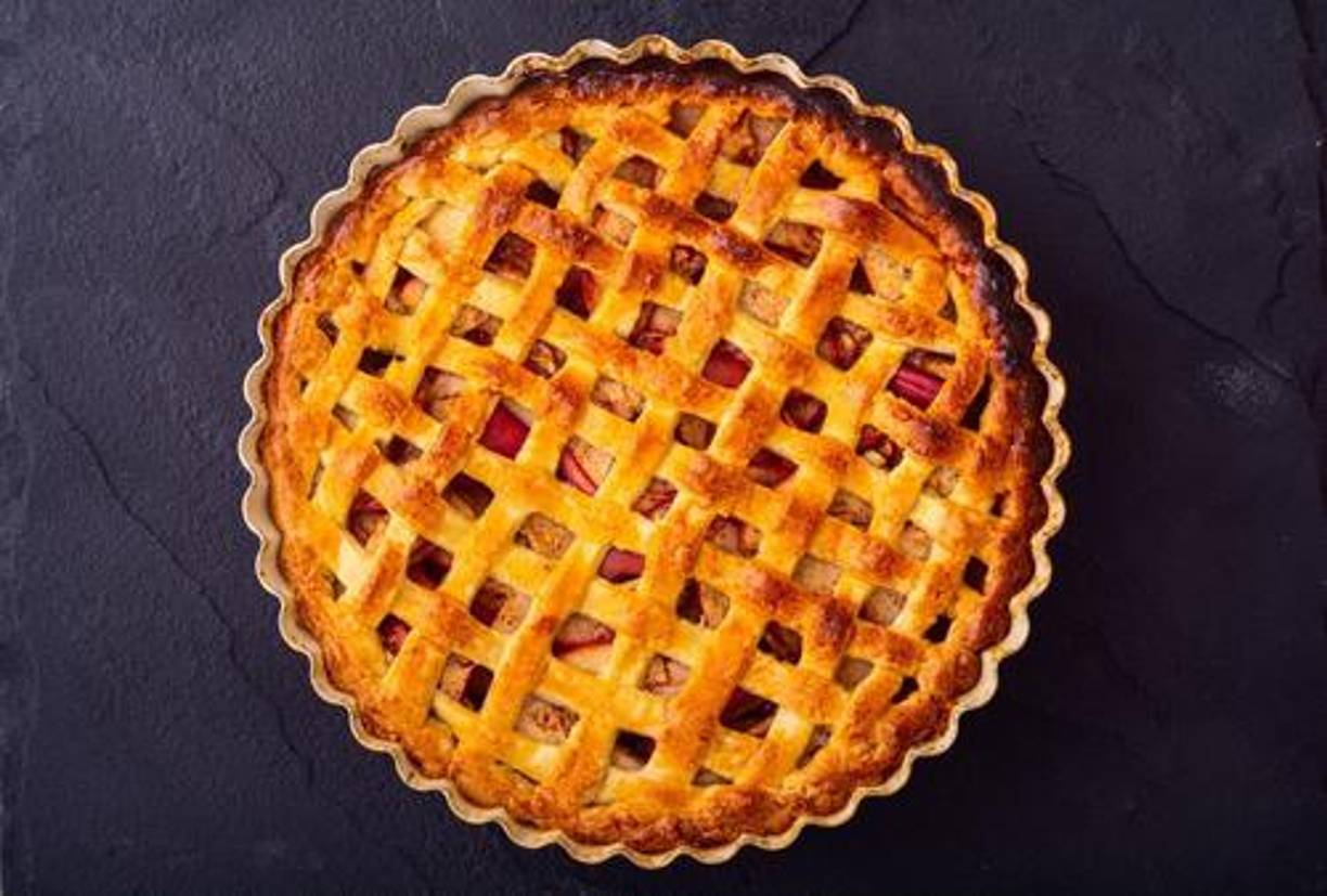  El pastel de manzana es otro postre popular en esta festividad. Se hace con una base de masa y un relleno de manzanas frescas, azúcar y canela. Se sirve caliente, a menudo con una bola de helado de vainilla.