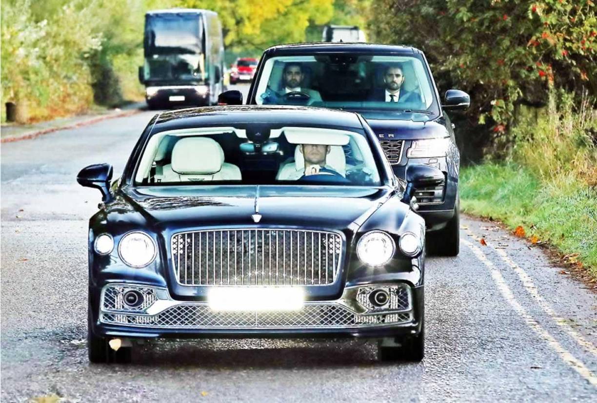 “Ronaldo con cara de piedra, vistiendo una sudadera con capucha blanca, fue visto saliendo del campo de entrenamiento tres horas y media después”, agrega The Sun en su informe.