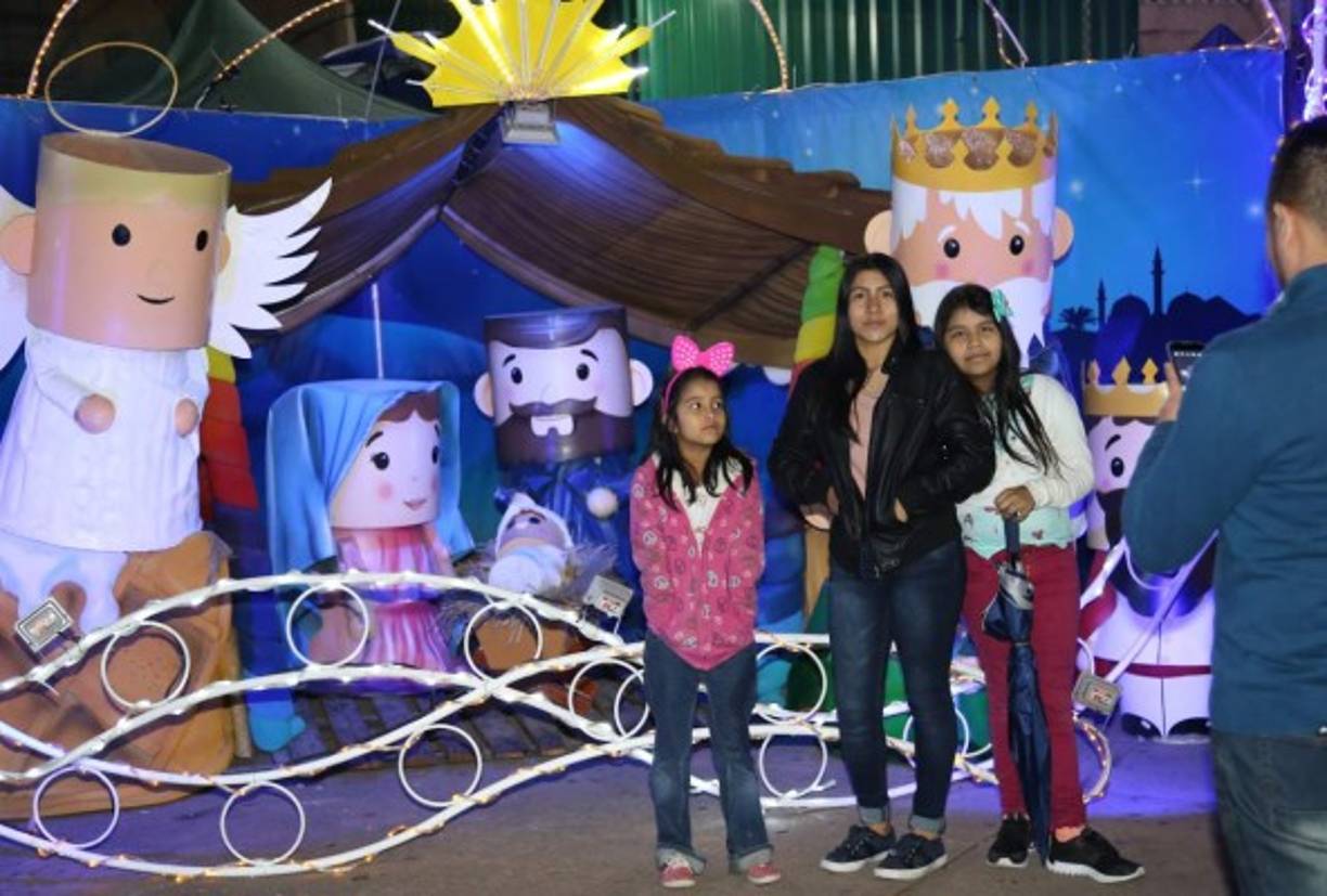 La simbología de un nacimiento en la Villa Catracha es un parada obligatoria de los visitantes. Todos quieren tomarse fotos con los personajes bíblicos, entre ellos el niño Jesús. Según datos de Presidencial, cada hora llegan hasta 2,000 personas.