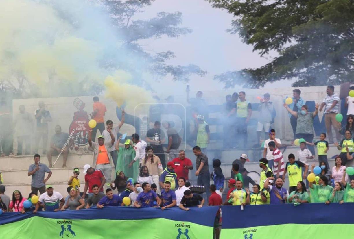 La barra del Olancho FC puso el ambiente en las graderías.