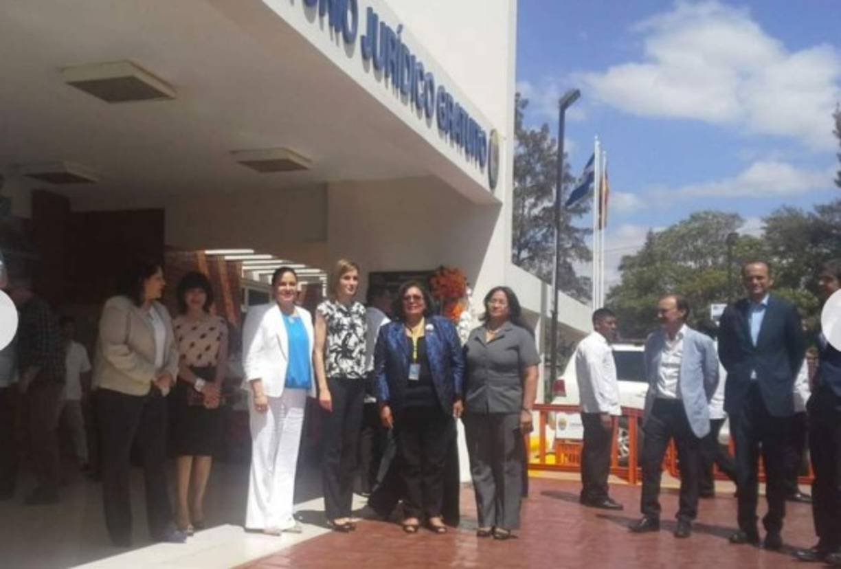 A su llegada a la Unah fue recibida por la exrectora Julieta Castellanos y una comitiva.