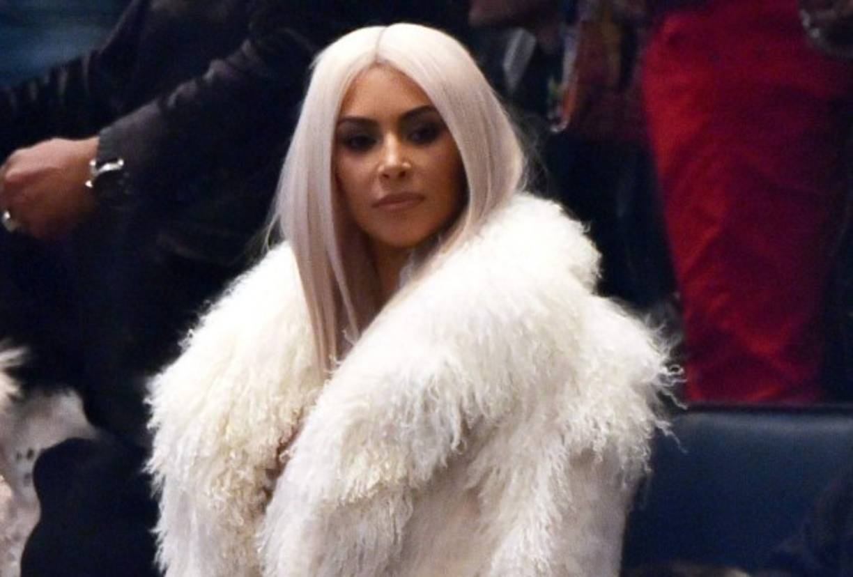 Kim se escondía en un tremendo escote blanco.