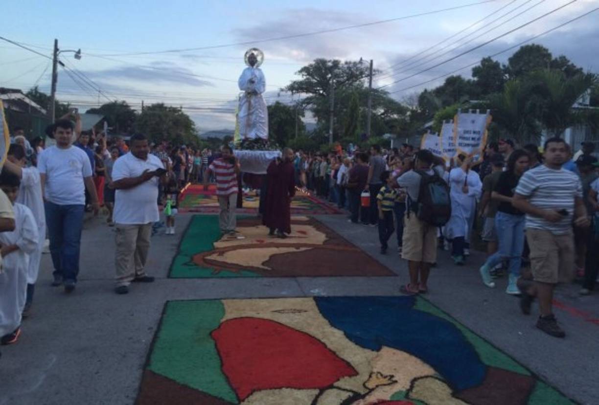 Uno de los grandes atractivos de este desfile es la elaboración de alfombras.
