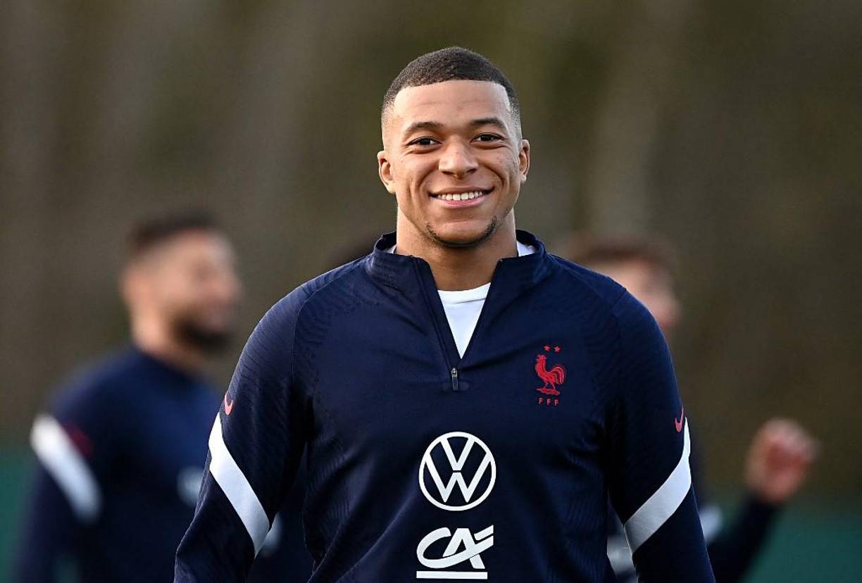 De todos es sabido que Kylian Mbappé es el objetivo principal del Real Madrid para la próxima campaña. Todo indica de que el francés llegaría al cuadro merengue.