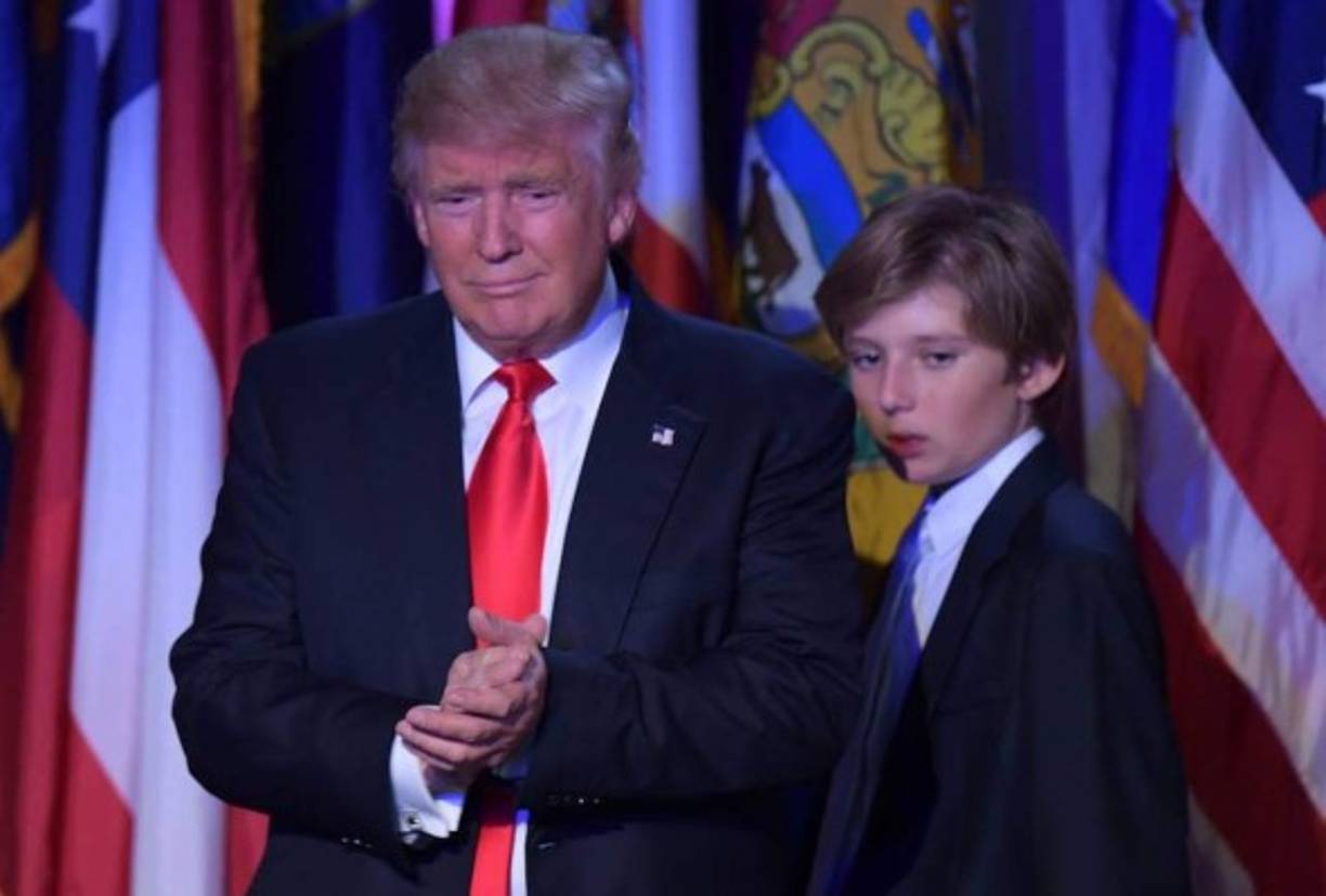 Barron llegó a la Casa Blanca seis meses después de que su padre asumiera la presidencia de EEUU. Su madre, Melania, decidió que el menor terminara su año escolar en Nueva York antes de mudarse a Washington D.C. para suavizar el la transición hacia su nueva vida como miembro de la familia presidencial.