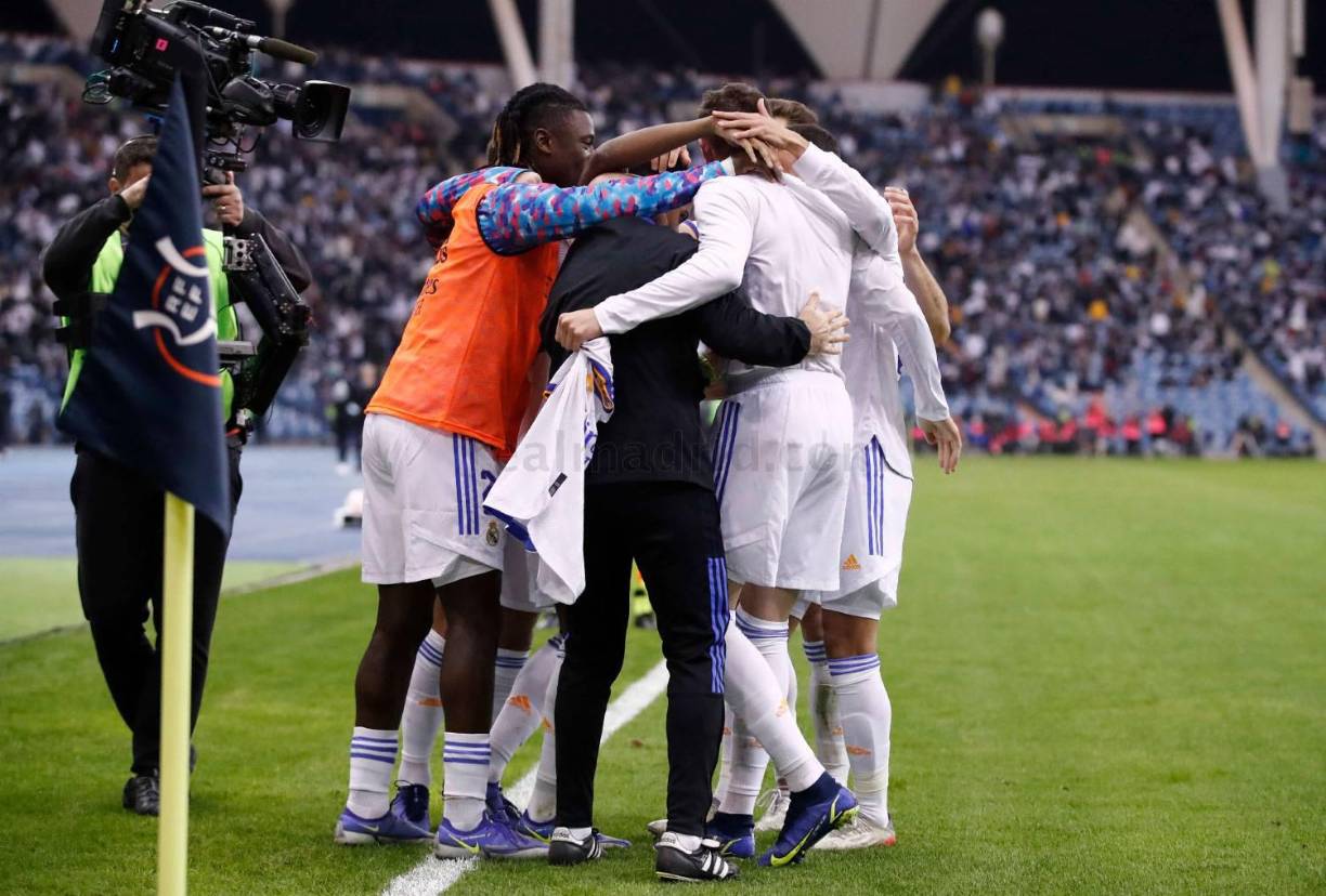Fede Valverde festejando con sus compañeros el gol del triunfo del Real Madrid.