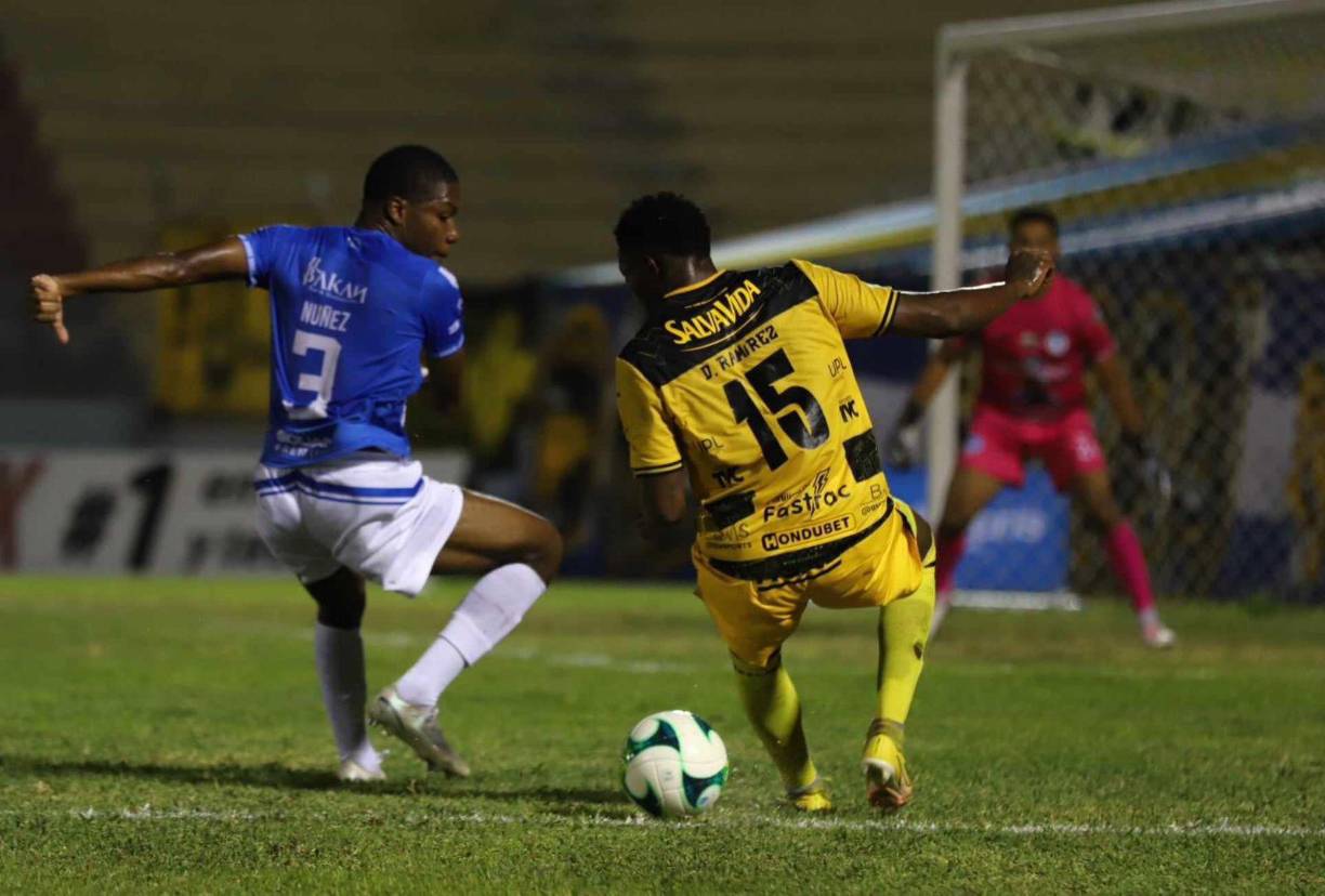 Sin embargo, los goles vinieron en el último cuarto de hora del primer tiempo. El Victoria seguía en la búsqueda del empate.
