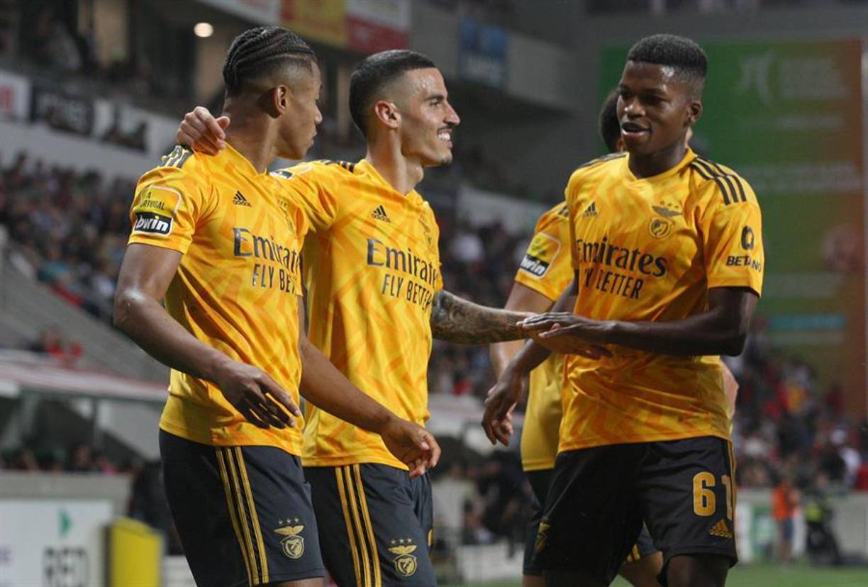 1. El Benfica (Portugal) goleó 5-1 al Brujas (7-1 en el total de la eliminatoria) y se convirtió en el primer equipo clasificado para los cuartos de final de la Liga de Campeones.