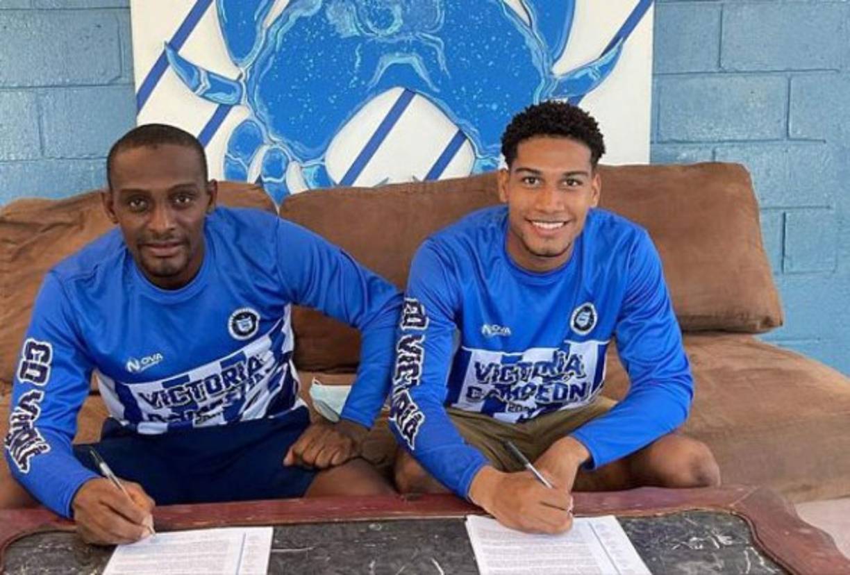¡Histórico! El Victoria de La Ceiba anunció la renovación del veterano futbolista Carlos Palacios y la firma de su hijo, también del mismo nombre. Es la primera vez que padre e hijo jugarán juntos en Liga Nacional.