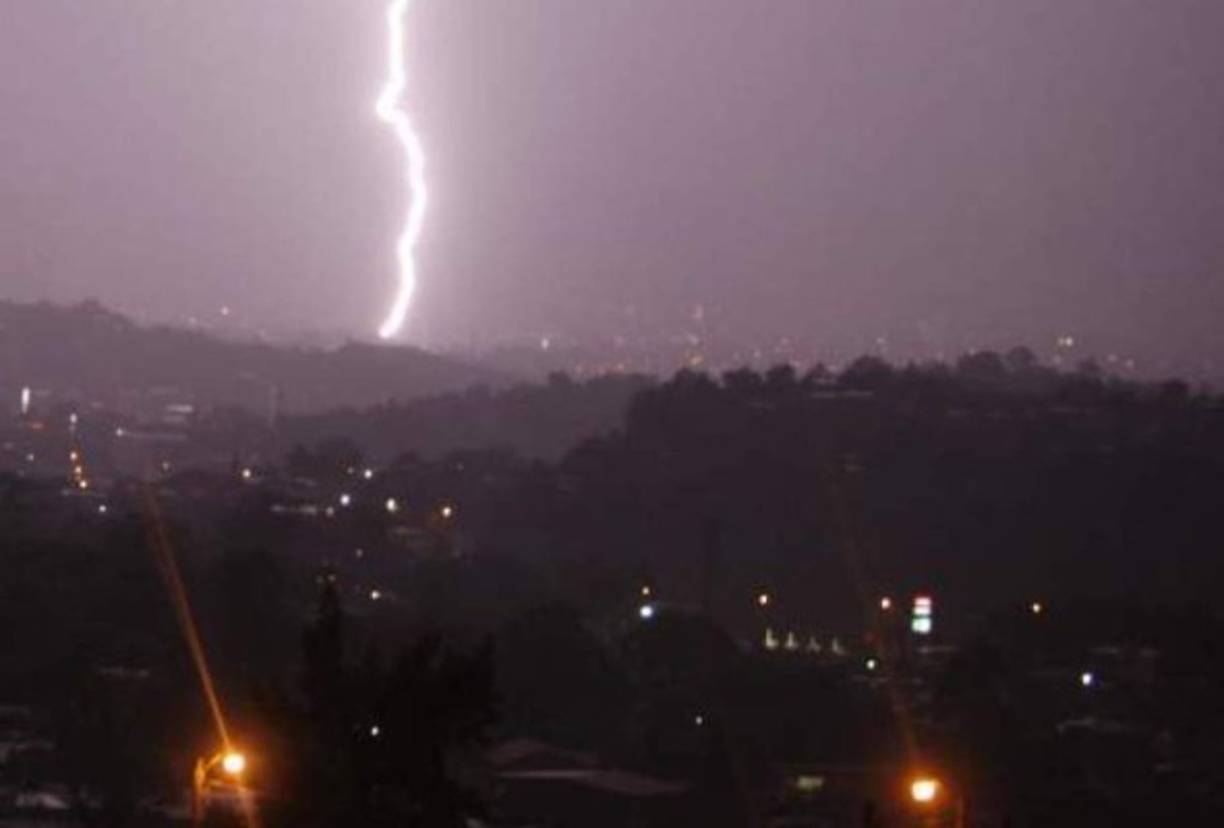 Un menor de ocho años de edad perdió la vida tras la descarga de un rayo en el occidente de Honduras. La víctima es Eduardo Geovany Gonzáles quien estaba en el patio de su casa en una aldea de El Triunfo, en Protección Santa Bárbara, cerca de Copán. El niño cayó en el patio de su casa tras la descarga eléctrica, sus padres corrieron a levantarlo y lo trasladaron a un centro asistencial de La Entrada, Copán, pero ya estaba sin vida.