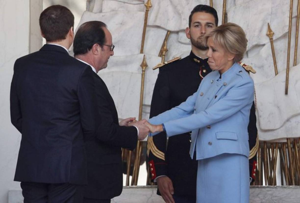 Finalmente, Brigitte Trogneux dejó a su marido banquero y se casó en 2007 con Macron, con quien se mudó a París. Hoy, recibió junto a su marido las llaves del Elíseo de manos del expresidente Francois Hollande.