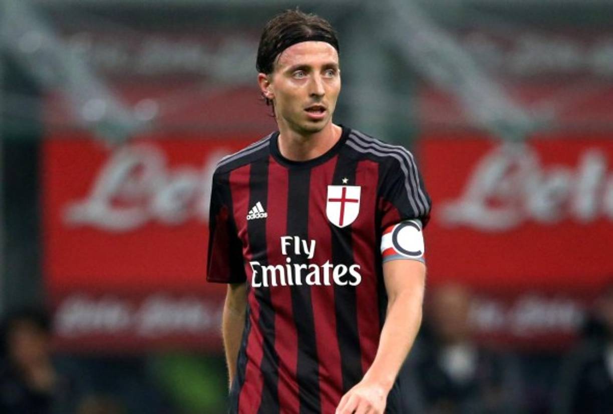 Según el diario italiano Il Giornale, el centrocampista del Milan Riccardo Montolivo no entra en los planes del club rossonero. El número 18 no ha viajado a la gira americana y están trabajando en la rescisión de su contrato.