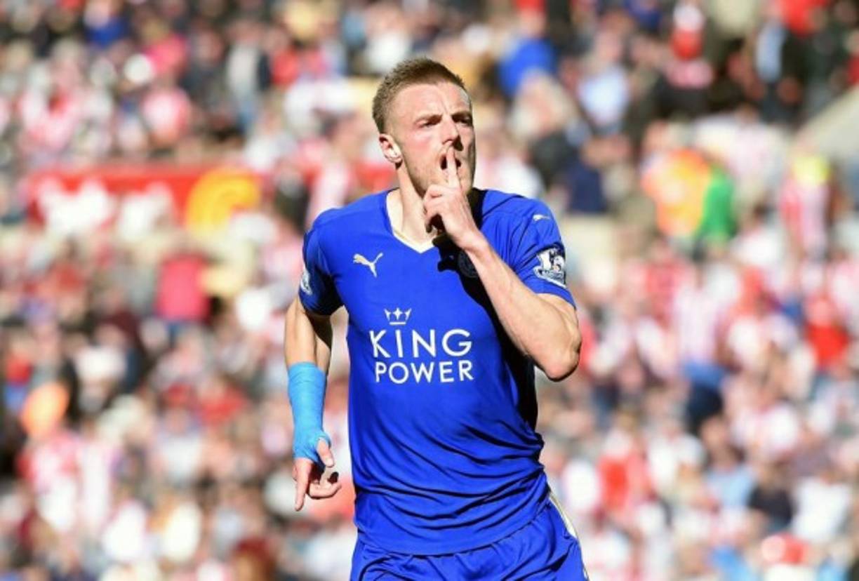 Jamie Vardy (Inglaterra, 29 años). El hombre gol de este Leicester. Combativo, incansable y una auténtica bala que aprovecha los espacios al máximo. En carrera es casi imposible de parar. Otro de los milagros que este Leicester se ha sacado de la manga. Sus 24 goles y 6 asistencias convierten en irrisoria la cifra de 1 millón de euros que el club soltó para vestirle de azul hace tres temporadas.