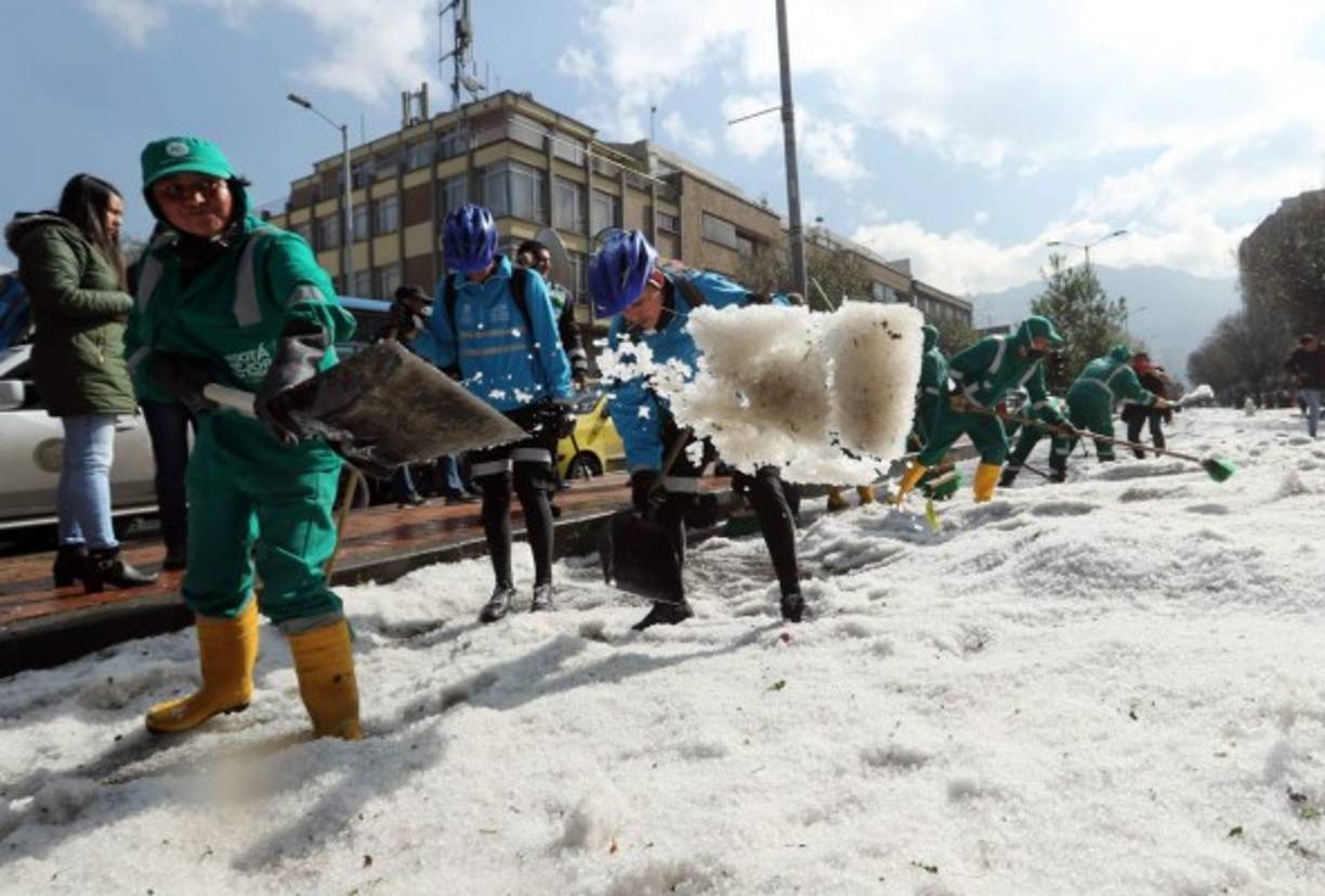 Colombia. Nevada en Bogotá. Una inusual granizada cayó en gran parte de Bogotá, paralizando el tráfico y generando caos.