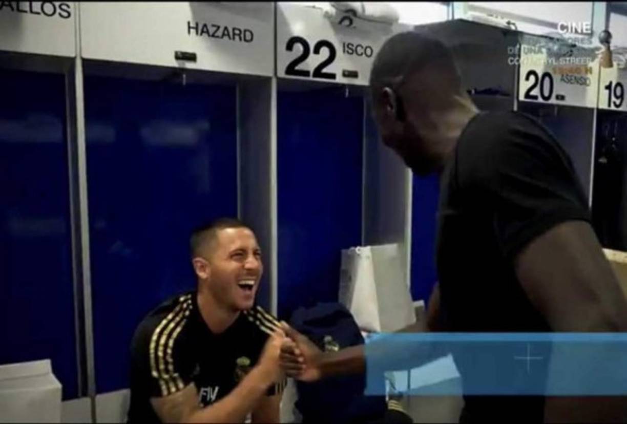 Eden Hazard se dio un efusivo saludo con el lateral francés Ferland Mendy. Ambos son nuevos fichajes del club blanco.